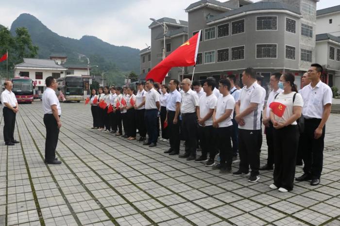 党史学习教育】学习拔群精神、走好新时代长征路 ——太阳成集团tyc4633开展“打卡红色教育基地 传承红色基因”专题培训活动