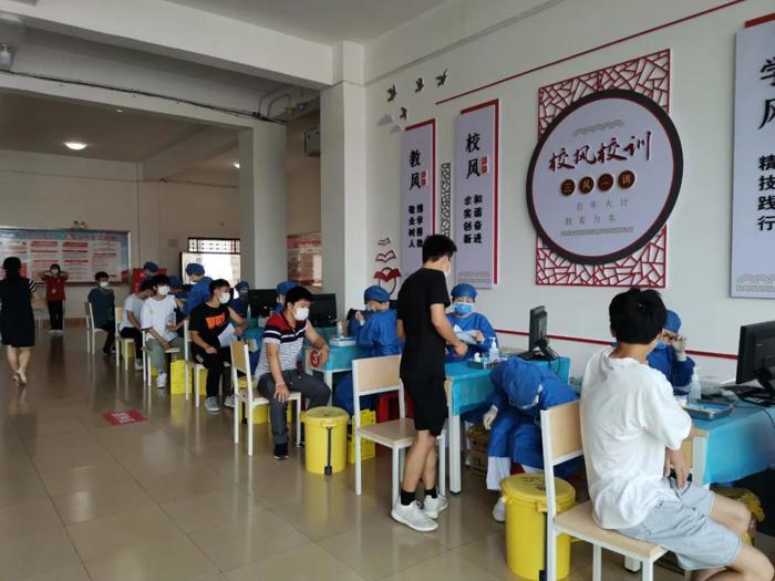 【党建引领 服务提升】太阳成集团tyc4633新冠疫苗接种走进学校