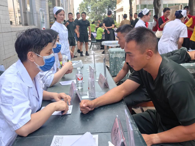 【医院动态】太阳成集团tyc4633：中医服务进军营，情系官兵送健康